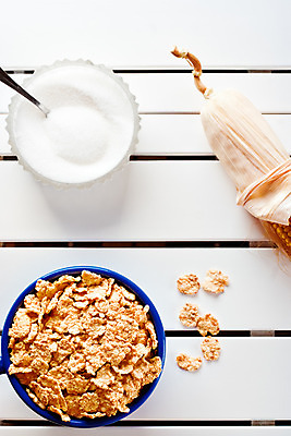 포토 JPG 해외이미지 라이프스타일 조각 다이어트 탁자 아침 건강 옥수수 사람없음 파란색 노란색 숟가락 흰색 최고 사발 맛 아침식사 설탕 시리얼 먹기 밀가루 내추럴 구성 해외202004 해외포토 주간 음식 컬러 가구 컨셉 모션 곡류 수저 생활 식사 사기그릇 가루 파일형식 이미지허브