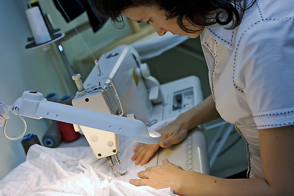 포토 JPG 해외이미지 여자 실내 한명 상반신 성인 바느질 재봉틀 재단 성인여자한명만 해외202004 해외포토 1 사람 내부 여자한명만 성인여자만 파일형식 이미지허브