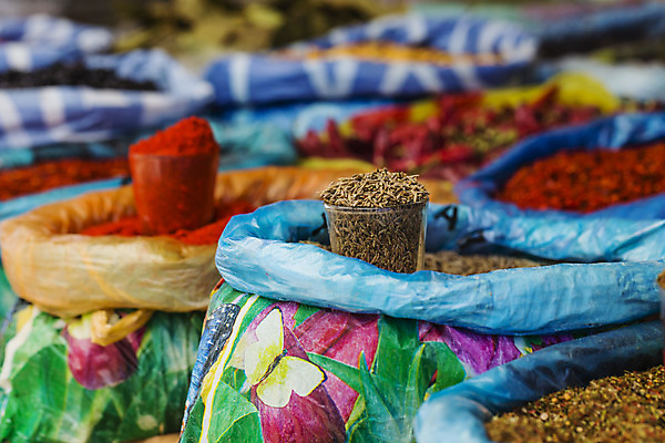 포토 JPG 해외이미지 전통 아시아 여행 잎 가방 비즈니스 재료 휴가 파프리카 동양인 사람없음 컬러풀 꼬리표 세일 상점 숟가락 견과류 시장 맛 가격 가루 인도인 허브 향신료 무역 매움 향기 냄새 향 후추 카레 강렬 매각 사프란 시나몬 아랍어 키르기스스탄 해외202004 해외포토 외국인 식물 잡화 나라 산업 음식 컬러 컨셉 채소 수저 인종 라벨 중앙아시아 향미료 파일형식 이미지허브