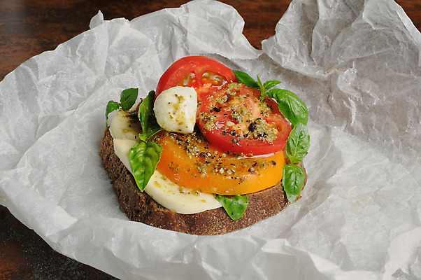 포토 JPG 해외이미지 접시 음식 조각 토마토 채소 재료 부분 탁자 치즈 샌드위치 건강 사람없음 옆모습 저녁식사 고명 아침식사 먹기 향신료 유기농 브런치 바질 점심식사 단절 모짜렐라치즈 저칼로리 채식주의자 해외202004 해외포토 식기 웰빙 뷰포인트 가구 모션 유제품 식사 채식 향미료 파일형식 이미지허브