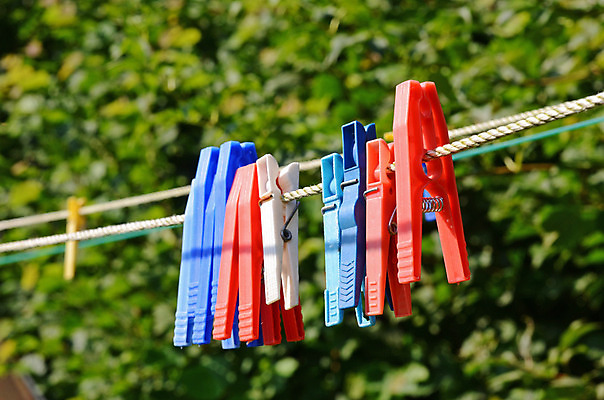 포토 JPG 해외이미지 선 밧줄 집게 사람없음 야외 빨간색 초록색 파란색 씻기 빨래 플라스틱 해외202004 해외포토 줄 컬러 가사 재질 청결 파일형식 이미지허브