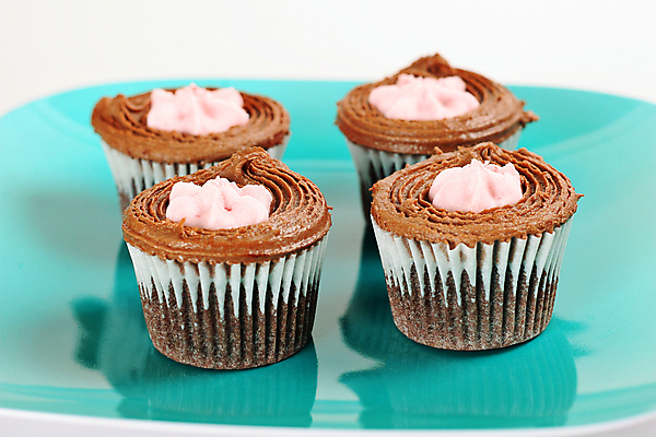 포토 JPG 해외이미지 음식 분홍색 백그라운드 다이어트 디저트 주택 건강 사람없음 파티 케이크 초콜릿 얼음 흰색 대접 달콤 컵케이크 굽기 먹기 뿌리기 가득함 크림 유기농 산딸기 슛 칼로리 고립 페스츄리 해로움 프로스팅 해외202004 해외포토 자연요소 웰빙 빵 컬러 컨셉 과일 모션 이벤트 건물 맛 구이 제빵 파일형식 이미지허브