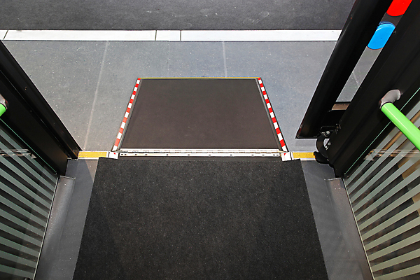 포토 JPG 해외이미지 교통시설 출입구 버스 경사 사람없음 문 장비 장애인 휠체어 시설 특별함 해외202004 해외포토 육상교통 교통 컨셉 대중교통 장애 파일형식 이미지허브