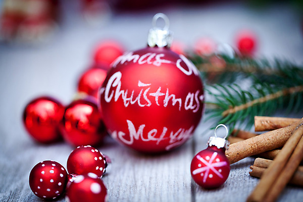 포토 JPG 해외이미지 크리스마스장식 크리스마스 실내 사람없음 아웃포커스 오너먼트 나무배경 해외202004 해외포토 기념일 백그라운드 촬영기법 내부 파일형식 이미지허브