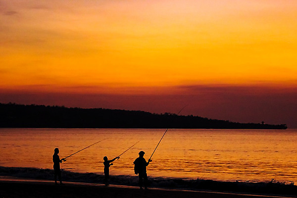 포토 JPG 해외이미지 실루엣 바다 섬 낚시 휴식 풍경 성인 야외 세명 여름 일몰 저녁 낚시꾼 성인만 해외202004 해외포토 계절 컨셉 레저 촬영기법 사람 노을 야간 파일형식 이미지허브