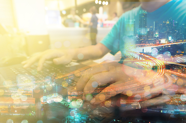 포토 JPG 해외이미지 손 디자인 남자 컨셉 인터넷 비즈니스 통신 모바일 부동산 설계 성인 사람없음 건물 노트북 컴퓨터 사무실 판매 공책 자료 거래 키보드 도시 고속도로 엔지니어 재산 전철 구매 건축가 중개인 검색 보케 언론 온라인 더블 입력 해외202004 해외포토 직업 건축물 도로 육상교통 문구용품 대중교통 사람 신체부위 금융 전자제품 쇼핑 기술자 파일형식 이미지허브