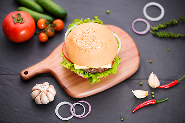 포토 JPG 해외이미지 식재료 회색배경 패스트푸드 실내 사람없음 햄버거 인스턴트 정크푸드 나무도마 해외202004 해외포토 음식 백그라운드 도마 내부 목재 회색 파일형식 이미지허브