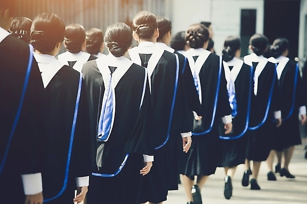 포토 JPG 해외이미지 학생 여자 교육 남자 행복 실루엣 백그라운드 컨셉 졸업 교실 학교 태국 성공 미래 조명 기념 졸업생 사람 동양인 사람없음 햇빛 노란색 검은색 일몰 축하 가운 던지기 대학교 증명서 캡모자 해외202004 해외포토 모자_잡화 옷 감정 아시아 컬러 모션 촬영기법 인종 태양 노을 파일형식 이미지허브