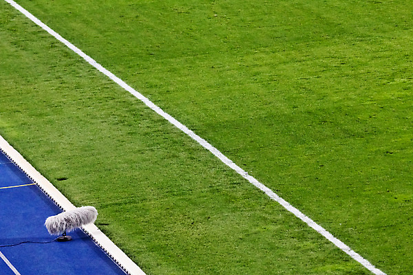 포토 JPG 해외이미지 유럽 선 스포츠 무늬 밭 놀이 잔디 사람없음 야외 초록색 파란색 축구 텔레비전 소리 경쟁 경기장 게임 흰색 깃발 묘사 마이크 사인 싱글 분필 땅바닥 생존 해외202004 해외포토 식물 나라 컬러 음향기기 컨셉 농업 스포츠시설 바닥 전자제품 구기 초크 파일형식 이미지허브