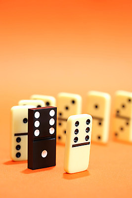 포토 JPG 해외이미지 서기 사람없음 아웃포커스 일렬 도미노 해외202004 해외포토 모션 촬영기법 파일형식 이미지허브