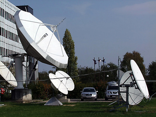 포토 JPG 해외이미지 접시 산업 파도 과학 인터넷 하늘 안테나 사람없음 전자제품 우주 디지털 텔레비전 자료 웹 힘 인공위성 정보 네트워크 수술 엔지니어 역 무선전화기 전화기 신호 방송 철사 천문학 동영상 멀티미디어 전송 레이더 접수 채널 프로그램 해외202004 해외포토 식기 교육 바다 통신 의학 교통시설 치료 기술자 파일형식 이미지허브