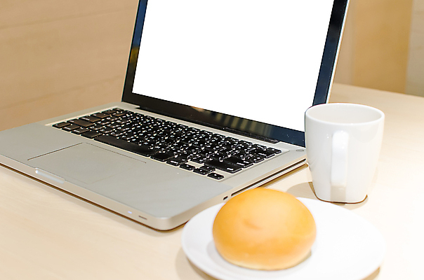 포토 JPG 해외이미지 디자인 커피 빵 백그라운드 비즈니스 탁자 사람없음 노트북 컴퓨터 스크린 모니터 검은색 공책 공백 흰색 키보드 업무 책상 해외202004 해외포토 음료 음식 컬러 가구 문구용품 전자제품 작업 파일형식 이미지허브