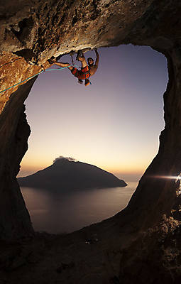 포토 JPG 해외이미지 전신 남자 바다 섬 하늘 매달리기 한명 성인 야외 앞모습 야간 암벽 암벽등반 암벽등반가 성인남자한명만 해외202004 해외포토 자연요소 1 뷰포인트 모션 사람 등산 남자한명만 성인남자만 파일형식 이미지허브