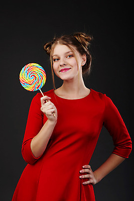 포토 JPG 해외이미지 모델 헤어스타일 여자 행복 감정 얼굴 포즈 돈 건강 막대사탕 사탕 한명 사람 빨간색 빛 금발 머리 유행 화장품 표현 우아함 달콤 핥기 토막 내추럴 번 스타일 캐러멜 해외202004 해외포토 1 빵 컬러 컨셉 모션 디저트 신체부위 뷰티 재산 맛 파일형식 이미지허브