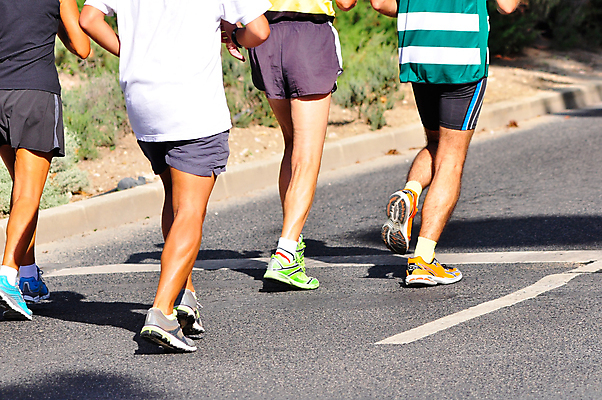 포토 JPG 해외이미지 도로 선 스포츠 운동화 신발 반바지 발 건강 사람없음 달리기 조깅 운동 경쟁 게임 레이싱 우승 그룹 군중 연습 속도 리더 마라톤 대회 달리기선수 레이서 선로 양발 전력질주 주자 선두 해외202004 해외포토 길 컨셉 바지 교통시설 모션 놀이 사람 경기 시합 신체부위 최고 육상스포츠 육상선수 파일형식 이미지허브