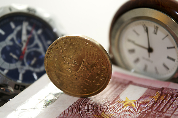 포토 JPG 해외이미지 유럽 백그라운드 돈 비즈니스 출입구 사람없음 금융 경제 달러 동전 유로 시장 그리스 그리스인 빚 고립 위기 유럽연합 해외202004 해외포토 서양인 나라 재산 파일형식 이미지허브