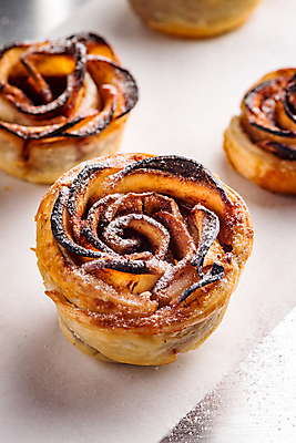 포토 JPG 해외이미지 전통 접시 영어 꽃 음료 음식 과일 부분 디저트 영국 사람없음 장식 컵 세로 장미 파티 케이크 숟가락 화려 달콤 사과 설탕 컵케이크 굽기 먹기 컵받침 싱글 시나몬 페스츄리 해로움 핸드메이드 세련 해외202004 해외포토 식물 문자 식기 유럽 빵 컨셉 모션 수저 이벤트 맛 구이 받침대 파일형식 이미지허브