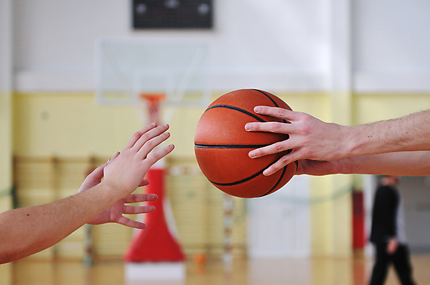 포토 JPG 해외이미지 손 농구 농구공 실내 아웃포커스 신체부위 운동 주기 농구장 해외포토 공 스포츠시설 모션 촬영기법 건강 사람 내부 구기 파일형식 이미지허브