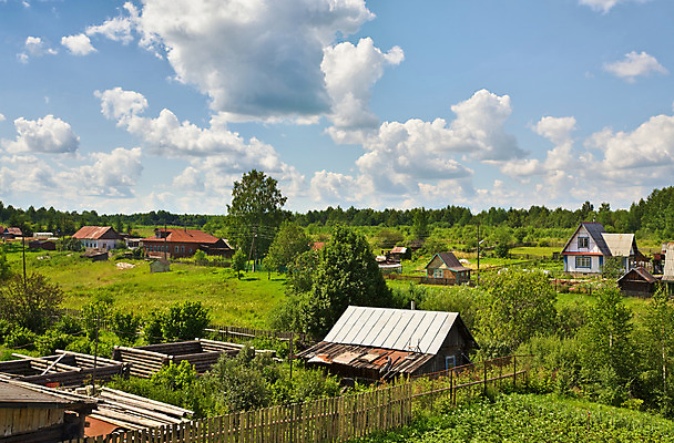 포토 JPG 해외이미지 나무 구름 계절 자연 하늘 지붕 주택 안테나 풍경 사람없음 야외 건물 목재 가로 초록색 여름 파란색 울타리 마을 맑음 침묵 봄 흰색 시골 숲 시골집 러시아 각도 통나무 러시아인 해외202004 해외포토 자연요소 서양인 식물 건축물 유럽 컬러 재료 통신 날씨 담장 소리 생태계 파일형식 이미지허브