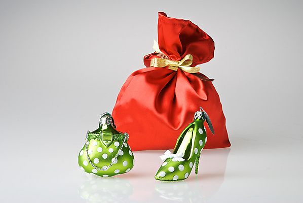 포토 JPG 해외이미지 전통 디자인 계절 리본 백그라운드 신발 컨셉 크리스마스 겨울 가방 추상 휴가 선물 이벤트 사람없음 장식 초록색 빛 장난감 축제 기쁨 흰색 축하 황금 고급 작음 12월 가득함 묘사 사인 활 질감 자루 강렬 고립 해외202004 해외포토 잡화 기념일 감정 컬러 무늬 날짜 크기 파일형식 이미지허브