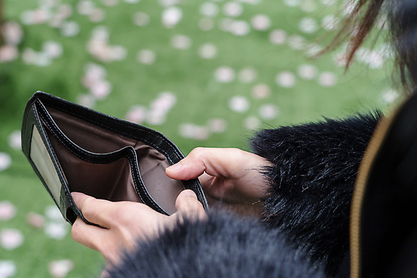 포토 JPG 해외이미지 손 응시 여자 남자 백그라운드 컨셉 돈 비즈니스 사람 정장 성인 사람없음 금융 경제 쇼핑 검은색 공백 저축 잡기 오픈 지갑 주머니 가난 가죽 종업원 검색 문제 보여주기 빈털터리 파산 빚 위기 적자 해외202004 해외포토 직업 시선 옷 컬러 모션 신체부위 재산 파일형식 이미지허브