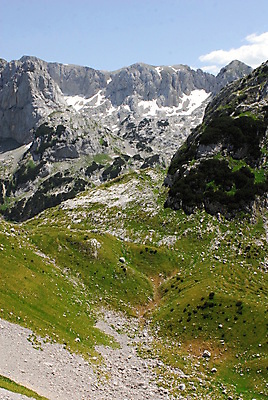 포토 JPG 해외이미지 구름 계절 공원 유럽 여행 백그라운드 자연 하늘 날씨 휴가 산 풍경 사람없음 야외 초록색 파란색 빛 햇빛 노란색 환경 계곡 맑음 트래킹 하이킹 자유 가을 바위 황무지 휴양지 산악지대 몬테네그로 발칸반도 전국 절정 해외202004 해외포토 자연요소 공공시설 나라 컬러 컨셉 레저 태양 장소 돌_바위 생태계 파일형식 이미지허브