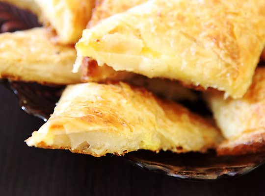 포토 JPG 해외이미지 전통 접시 문화 음식 빵 조각 백그라운드 토마토 채소 디저트 치즈 건강 요리 사람없음 빨간색 초록색 케이크 식사 저녁식사 빵집 껍질 신선 맛 아침식사 굽기 지중해 먹기 그리스 반죽 퍼프 레시피 그리스인 점심식사 짠맛 채식주의자 페스츄리 핸드메이드 해외202004 해외포토 서양인 식기 유럽 바다 컬러 컨셉 모션 유제품 상점 구이 채식 파일형식 이미지허브