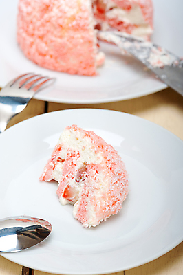 포토 JPG 해외이미지 식기 접시 분홍색 조각 딸기 사람없음 아웃포커스 케이크 달콤 생크림 딸기케이크 해외202004 해외포토 컬러 과일 디저트 촬영기법 맛 크림 파일형식 이미지허브