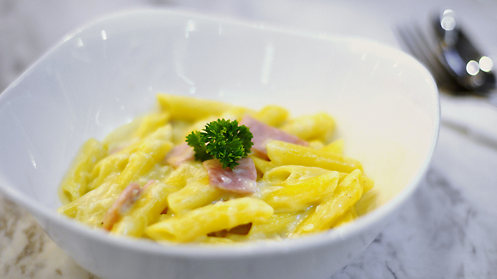 포토 JPG 해외이미지 접시 음식 스파게티 요리 사람없음 노란색 식당 저녁식사 이탈리아음식 크림 메뉴 햄 점심식사 펜네 해외202004 해외포토 식기 컬러 파스타 서양음식 육류 상점 식사 파일형식 이미지허브