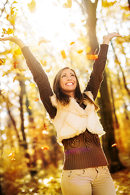 포토 JPG 해외이미지 계절 행복 잎 자연 휴식 한명 미소 세로 태양 노란색 유행 가을 황금 숲 카피스페이스 해외202004 해외포토 자연요소 식물 1 감정 컬러 컨셉 표정 사람 공백 생태계 파일형식 이미지허브