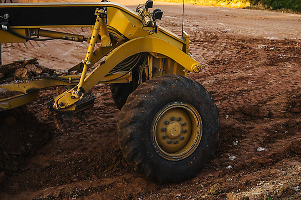 포토 JPG 해외이미지 산업 도로 지구 모래 비즈니스 교통시설 노동자 사람없음 야외 건물 노란색 금속 힘 기계 흙 장비 건설현장 업무 바퀴 칼날 큼 땅 불도저 굴착기 발굴 먼지 트랙터 무거움 공학 모터 유지 땅바닥 선로 운영자 채점 철강 해외202004 해외포토 직업 건축물 교육 길 컬러 교통 재질 바닥 건설업 작업 중장비 무게 크기 농기계 시설 성적 특수차량 파일형식 이미지허브