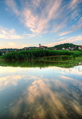 포토 JPG 해외이미지 구름 유럽 여행 백그라운드 자연 하늘 휴가 주택 풍경 사람없음 건물 빨간색 초록색 여름 파란색 교회 마을 탑 침묵 일몰 흰색 사찰 언덕 장면 헝가리 수녀원 해외202004 해외포토 자연요소 건축물 계절 나라 컬러 종교건축 노을 소리 생태계 동유럽 파일형식 이미지허브