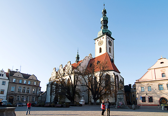 포토 JPG 해외이미지 건축양식 사람없음 건물 성당 교회 여행객 골동품 작음 정사각형 체코 타운 구식 옛날 스타일 해외202004 해외포토 도형 건축물 건축 유럽 종교건축 사람 도시 크기 파일형식 이미지허브