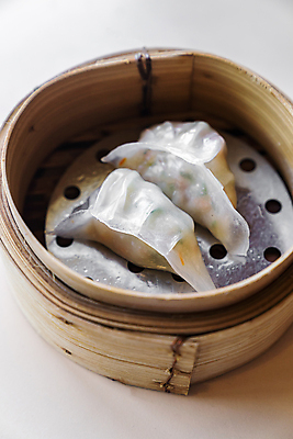 포토 JPG 해외이미지 전통 접시 아시아 음식 새우 육류 돼지고기 요리 사람 동양인 사람없음 목재 바구니 우주 검은색 식사 저녁식사 중국 어둠 흰색 뜨거움 정상 수증기 대나무 깨 기선 점심식사 경단 해외202004 해외포토 나무 식기 나라 컬러 배_교통 식재료 재료 갑각류 인종 조미료 파일형식 이미지허브