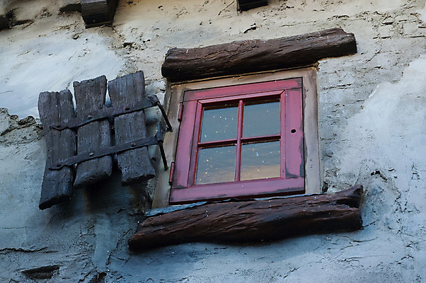 포토 JPG 해외이미지 벽 건축양식 창문 유리 주택 프레임 사람없음 목재 역사 셔터 석고 옛날 해외202004 해외포토 나무 건축 재료 재질 건물 파일형식 이미지허브
