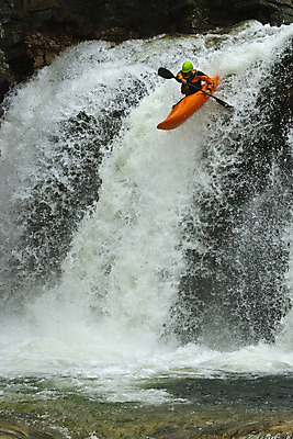 포토 JPG 해외이미지 남자 스포츠 파도 여행 포즈 오렌지 자연 휴가 사람없음 야외 빨간색 초록색 물 강 폭포 젖음 추위 도전 흰색 보트 개울 급류 위험 카약 운동가 해외202004 해외포토 자연요소 바다 컬러 컨셉 배_교통 과일 사람 수상스포츠 생태계 파일형식 이미지허브