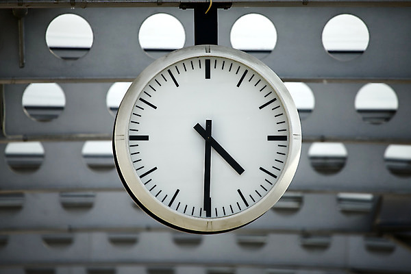 포토 JPG 해외이미지 시계 비즈니스 부분 스트레스 사람없음 달리기 흰색 기구 공구 긴급 시간 업무 원형 닫기 역 손목시계 묘사 측정 눈금 쇼 아날로그 다이얼 팔 통과 재촉 12 마감 분 순간 카운트 카운트다운 타임라인 행진 현재 해외202004 해외포토 도형 컬러 컨셉 장신구 교통시설 모션 신체부위 숫자 도구 작업 파일형식 이미지허브