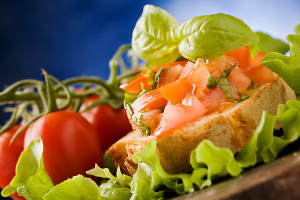 포토 JPG 해외이미지 음식 빵 토마토 양파 마늘 사람없음 샐러드 굽기 만취 토스트 바질 건강식 브루스케타 해외202004 해외포토 채소 구이 술취함 파일형식 이미지허브