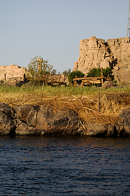 포토 JPG 해외이미지 모래 여행 요트 아프리카 자연 휴가 항해 이집트 풍경 사람없음 야외 물 여름 파란색 관광지 강 햇빛 반사 맑음 사막 바위 강가 이국적 해외202004 해외포토 자연요소 계절 나라 컬러 배_교통 날씨 태양 돌_바위 생태계 파일형식 이미지허브