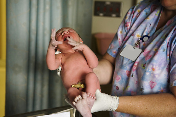 포토 JPG 해외이미지 아들 어린이 새로움 실내 병원 한명 사람 소년 외침 분노 표현 아기 닫기 울음 몸무게 묘사 계량 비명 해외202004 해외포토 1 남자 감정 컨셉 의학 가족 모션 표정 내부 소리 파일형식 이미지허브
