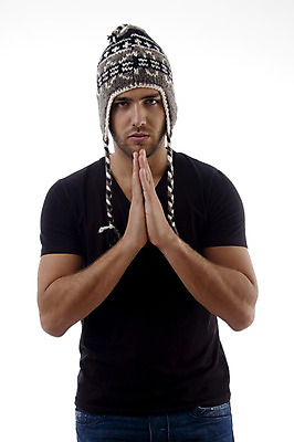 포토 JPG 해외이미지 백인 모델 옷 남자 포즈 컨셉 겨울 실내 한명 20대 성인 세로 추위 기도 스웨터 양모 고립 캡모자 해외202004 해외포토 서양인 모자_잡화 1 계절 상의 사람 청년 내부 직물 파일형식 이미지허브