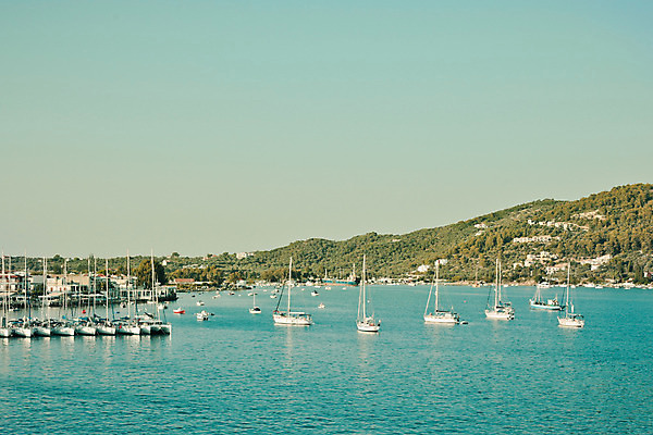 포토 JPG 해외이미지 유럽 바다 섬 요트 하늘 아침 휴가 풍경 사람없음 물 여름 파란색 햇빛 여행객 마을 항구 침묵 새벽 시골 보트 땅 지중해 그리스 언덕 속도 포트 타운 그리스인 7월 터키석 해외202004 해외포토 주간 자연요소 서양인 계절 나라 컬러 배_교통 교통시설 사람 태양 소리 도시 날짜 보석 파일형식 이미지허브