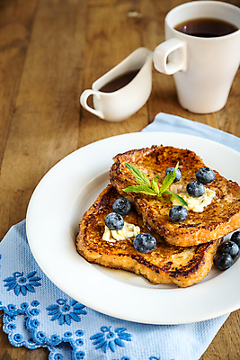 포토 JPG 해외이미지 접시 커피 실내 사람없음 식탁보 커피잔 민트 블루베리 시럽컵 나무배경 해외202004 프렌치토스트 해외포토 식기 음료 백그라운드 과일 잔 내부 허브 토스트 파일형식 이미지허브