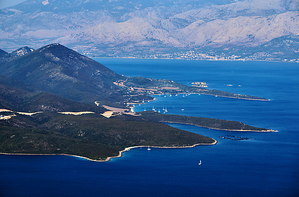 포토 JPG 해외이미지 나무 식물 구름 유럽 바다 섬 잎 요트 하늘 휴가 산 항해 사람없음 물 보트 숲 그리스 대륙 그리스인 수평선 해외202004 해외포토 자연요소 서양인 나라 배_교통 파일형식 이미지허브