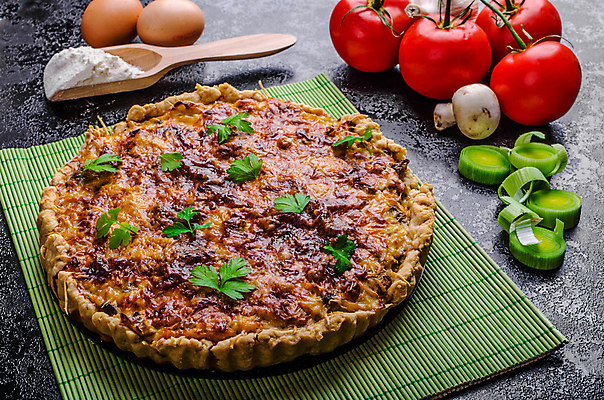포토 JPG 해외이미지 접시 음식 조각 토마토 채소 탁자 치즈 함께함 건강 요리 사람없음 목재 초록색 케이크 계란 식사 저녁식사 버섯 껍질 시골 신선 황금 맛 브로콜리 굽기 허브 크림 브런치 부추 시금치 프랑스어 점심식사 폭식 입가심 주키니 채식주의자 타르트 페스츄리 핸드메이드 해외202004 해외포토 나무 식물 문자 식기 빵 컬러 가구 컨셉 재료 디저트 유제품 알 구이 채식 파이_빵 파일형식 이미지허브