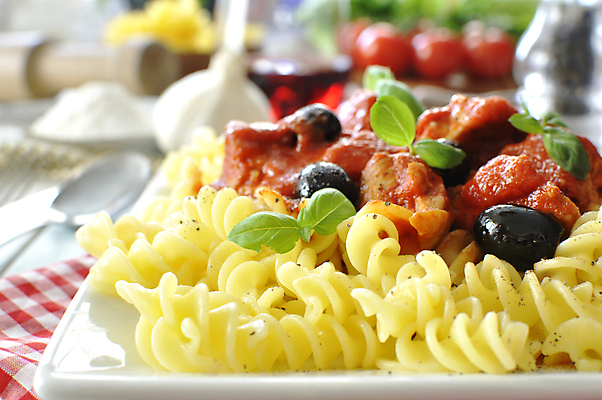 포토 JPG 해외이미지 접시 음식 토마토 파스타 사람없음 빨간색 식당 검은색 식사 치킨 이탈리아 지중해 올리브 후추 바질 마카로니 볼로냐 짠맛 해외202004 해외포토 식기 열매 유럽 바다 컬러 채소 서양음식 상점 맛 향신료 닭고기요리 파스타면 파일형식 이미지허브