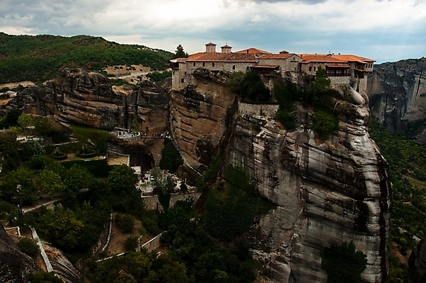 포토 JPG 해외이미지 나무 전통 종교 여행 건축양식 지붕 산 주택 풍경 사람없음 초록색 여름 세계 교회 믿음 계곡 성경 침묵 바위 기도 예수 고독 숲 신비 승려 그리스 언덕 신성 수도원 복잡 순례자 신앙심 옛날 인기 특별함 메테오라 해외202004 해외포토 식물 계절 건축 감정 유럽 컬러 컨셉 종교용품 종교건축 건물 소리 세계문화유산 돌_바위 신_종교 성직자 파일형식 이미지허브