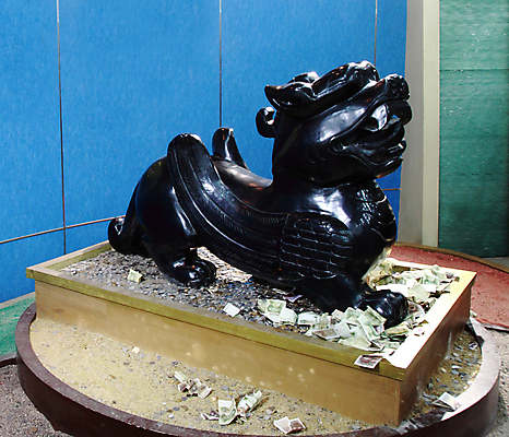 포토 JPG 해외이미지 동물 아시아 조각 인종 사람없음 검은색 중국 용 행운 황금 사자 심볼 고립 해외202004 해외포토 나라 컬러 컨셉 포유류 사람 파일형식 이미지허브