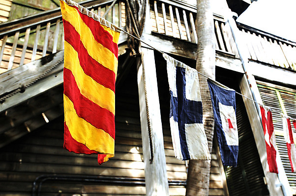 포토 JPG 해외이미지 날씨 매달리기 사람없음 목재 컬러풀 계단 줄무늬 시골 깃발 빨랫줄 옛날 해외202004 해외포토 나무 줄 컬러 무늬 재료 모션 파일형식 이미지허브