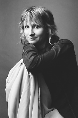 포토 JPG 해외이미지 백인 1 응시 여자 얼굴 40대 한명 사람 성인 금발 유행 화려 필름 개성 해외202004 해외포토 서양인 헤어스타일 시선 중년 컨셉 신체부위 파일형식 이미지허브